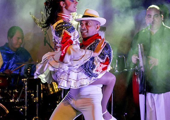 Die kubanische Show "Pasion de Buena Vista" begeisterte das Publikum im Ennepetaler Leo Theater. Foto: Andreas Winkelsträter