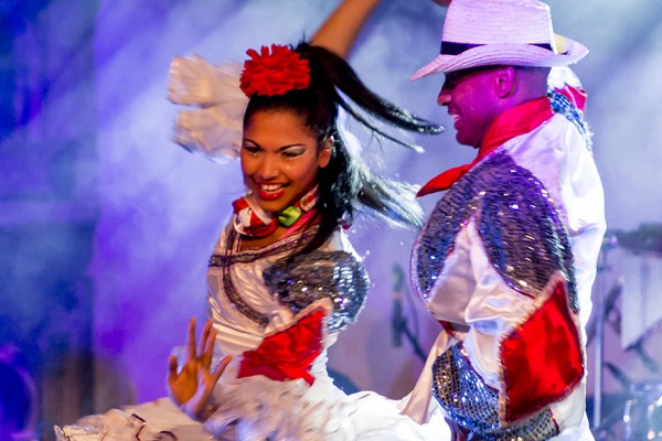 Die kubanische Show "Pasion de Buena Vista" begeisterte das Publikum im Ennepetaler Leo Theater. Foto: Andreas Winkelsträter