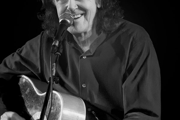 Donovan am 17. April 2016 auf seiner „Retrospective - Fifty Year Celebration“-Tour im Leo Theater. Foto: AWi