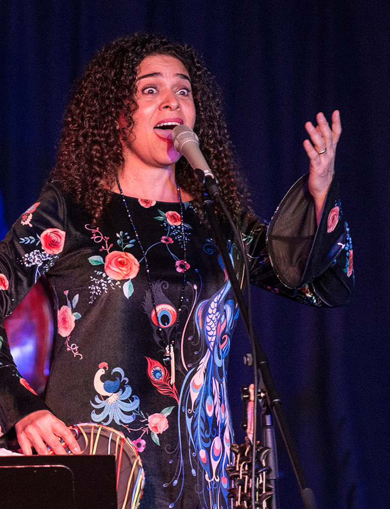 Rosani Reis verzaubert das Publikum im LEO Leo Theater