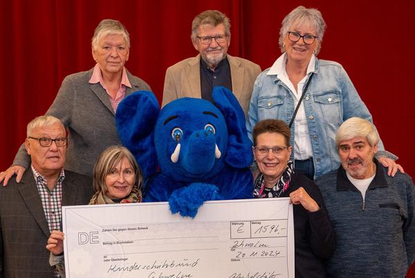 1596 Euro für den Kinderschutzbund. Scheckübergabe mit (vorne vl.) Dieter Füßmann, Anke Wölper, Gabi Ziebs, Martin Pawlik; (hinten vl. Iris Füßmann, Walter und Birgit Dahm. Foto: Leo Theater